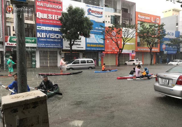 Hình ảnh chưa từng có ở Đà Nẵng: Xuồng bơi trên phố, người dân quăng lưới bắt cá giữa biển nước mênh mông - Ảnh 3.