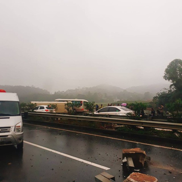  Hai ô tô khách đâm nhau lật ngửa trên cao tốc Nội Bài - Lào Cai - Ảnh 3.