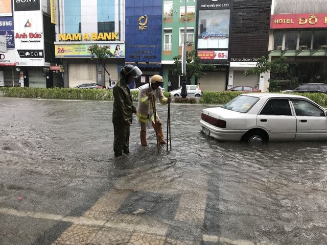 Ngập sâu ở Đà Nẵng: Ô tô chết máy hàng loạt, CSGT đằm mình giải cứu  - Ảnh 4.