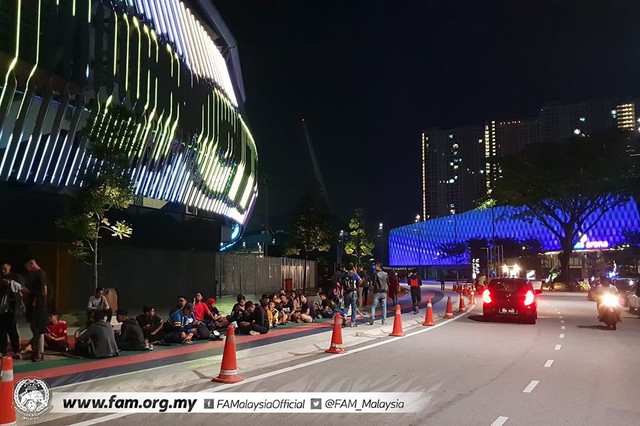 Chung kết lượt đi AFF Cup 2018: Ngay lúc này, hàng nghìn fan Malaysia vạ vật xếp hàng xuyên đêm chờ mua vé, không khác gì CĐV Việt Nam trước khi vé bán online - Ảnh 5.