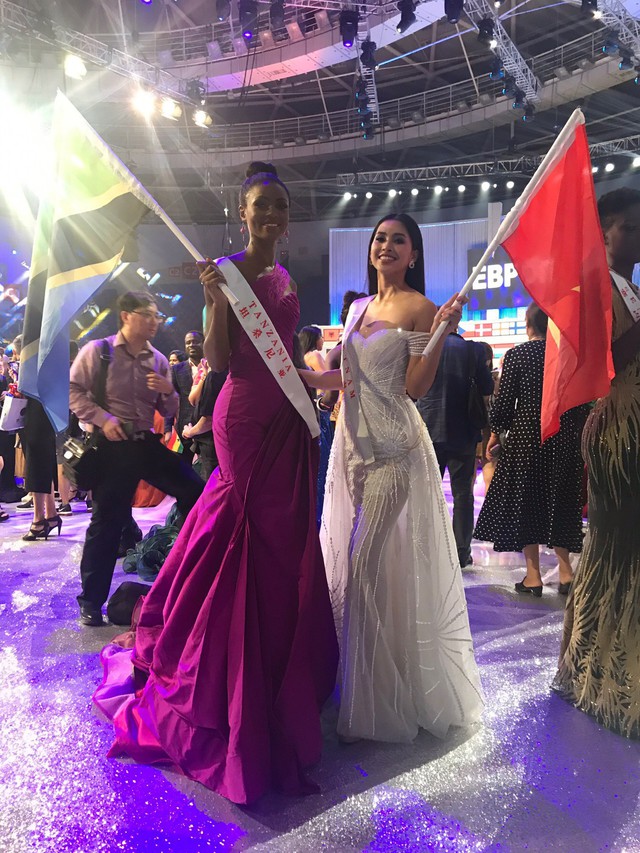 Tiểu Vy cùng mẹ cầm cờ Tổ quốc, rạng rỡ ghi lại khoảnh khắc đáng nhớ trên sân khấu chung kết Miss World 2018 - Ảnh 6.