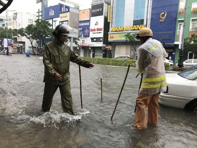 Ngập sâu ở Đà Nẵng: Ô tô chết máy hàng loạt, CSGT đằm mình giải cứu  - Ảnh 5.