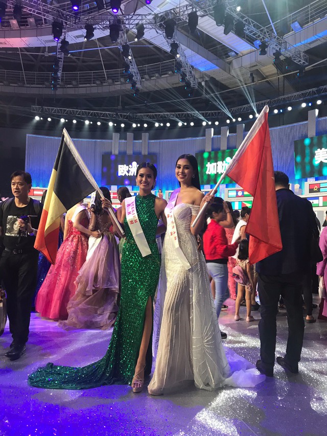 Tiểu Vy cùng mẹ cầm cờ Tổ quốc, rạng rỡ ghi lại khoảnh khắc đáng nhớ trên sân khấu chung kết Miss World 2018 - Ảnh 7.