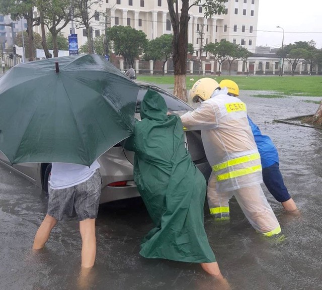 Ngập sâu ở Đà Nẵng: Ô tô chết máy hàng loạt, CSGT đằm mình giải cứu  - Ảnh 6.