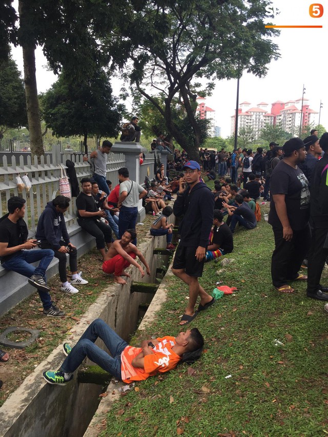Kinh hoàng cảnh mua vé xem chung kết AFF Cup tại Malaysia: Nhiều người kiệt sức, nằm la liệt bên đường - Ảnh 6.