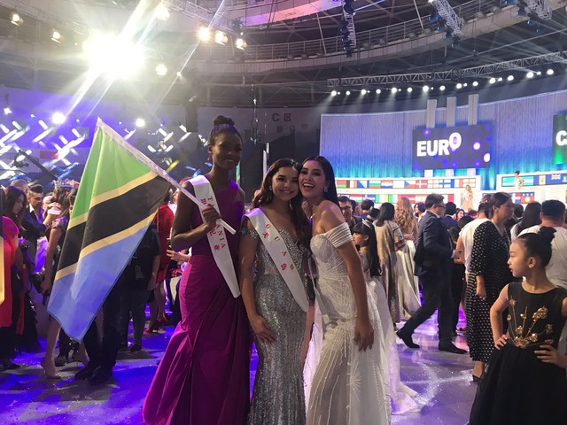 Tiểu Vy cùng mẹ cầm cờ Tổ quốc, rạng rỡ ghi lại khoảnh khắc đáng nhớ trên sân khấu chung kết Miss World 2018 - Ảnh 8.