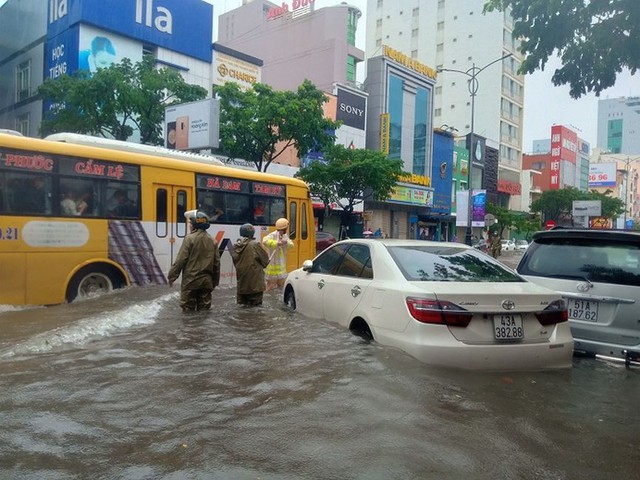 Ngập sâu ở Đà Nẵng: Ô tô chết máy hàng loạt, CSGT đằm mình giải cứu  - Ảnh 7.