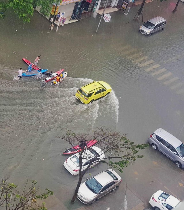 Hình ảnh chưa từng có ở Đà Nẵng: Xuồng bơi trên phố, người dân quăng lưới bắt cá giữa biển nước mênh mông - Ảnh 7.