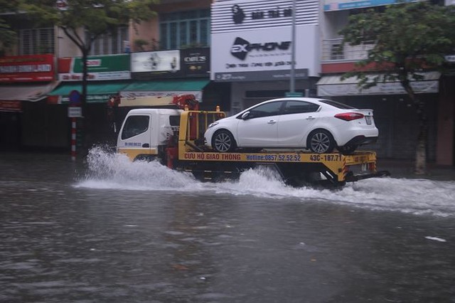 Xế hộp BMW, Range Rover chìm trong hầm, ngập trên đường Đà Nẵng - Ảnh 7.