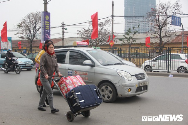 Đẩy vali cho khách kiếm tiền triệu mỗi ngày ở bến xe Giáp Bát - Ảnh 15.