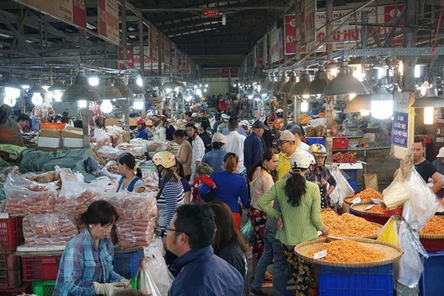 Chợ thủy hải sản khô lớn nhất Sài Gòn tất bật ngày cận Tết  - Ảnh 1.