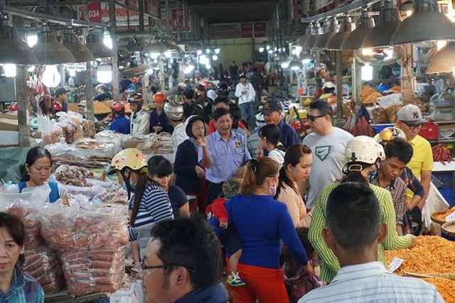 Chợ thủy hải sản khô lớn nhất Sài Gòn tất bật ngày cận Tết  - Ảnh 2.