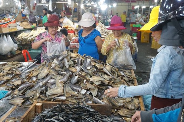 Chợ thủy hải sản khô lớn nhất Sài Gòn tất bật ngày cận Tết  - Ảnh 14.