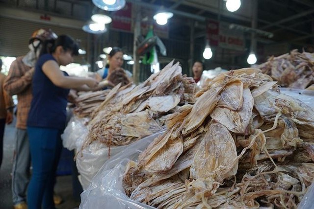 Chợ thủy hải sản khô lớn nhất Sài Gòn tất bật ngày cận Tết  - Ảnh 3.