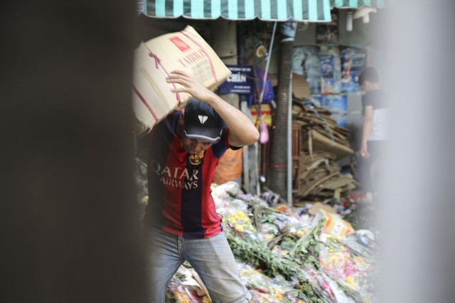Hoa Tết dội chợ, chất như núi ở chợ hoa sỉ Đầm Sen, TP HCM - Ảnh 2.