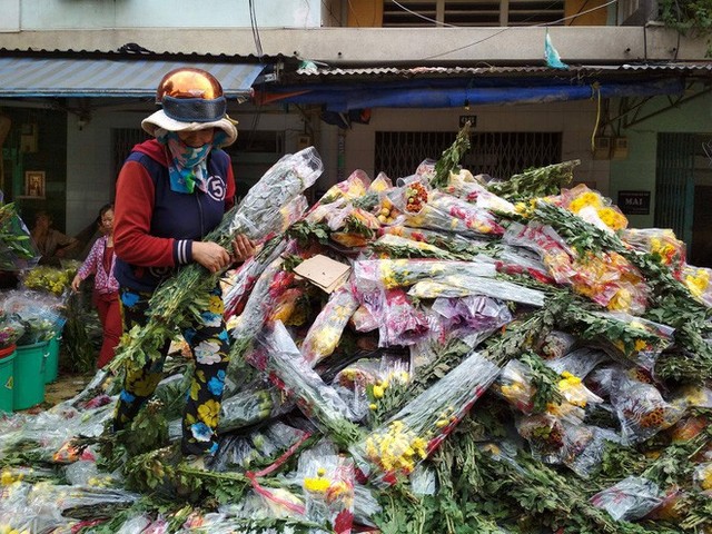  Hoa Tết đổ bỏ chất đống thành ‘núi’ tại chợ hoa lớn nhất Sài Gòn - Ảnh 1.