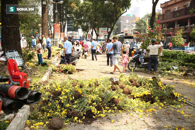 Không bán hết hàng trưa 30 Tết, tiểu thương dùng gậy đập nát chậu hoa, vứt vào thùng rác - Ảnh 26.