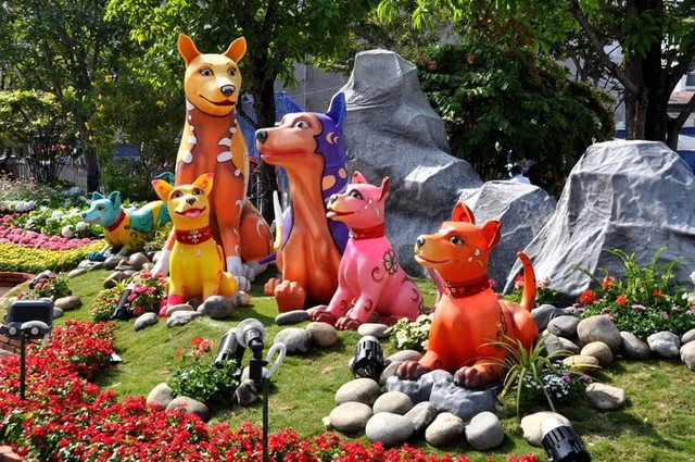 Báo chí nước ngoài ngợi khen những bức tượng chú chó may mắn là điểm sáng của đường hoa Nguyễn Huệ Tết này - Ảnh 4.