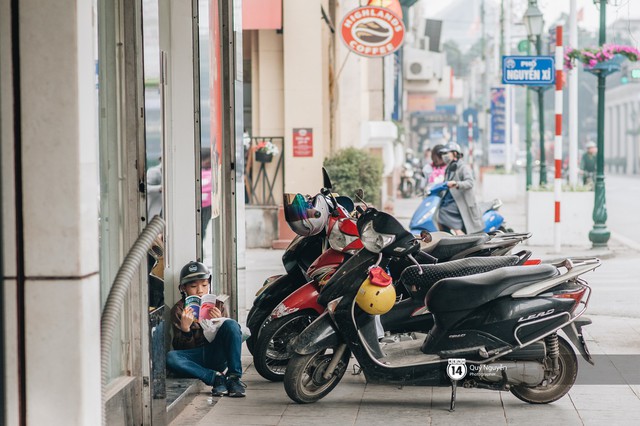 Buổi sáng cuối cùng của năm chẳng còn khói bụi hay dòng người tất tả ngược xuôi, Hà Nội bỗng bình yên đến lạ - Ảnh 7.