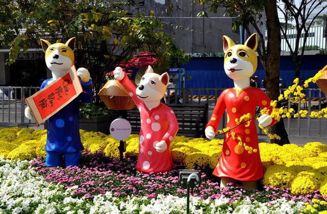 Báo chí nước ngoài ngợi khen những bức tượng chú chó may mắn là điểm sáng của đường hoa Nguyễn Huệ Tết này - Ảnh 7.