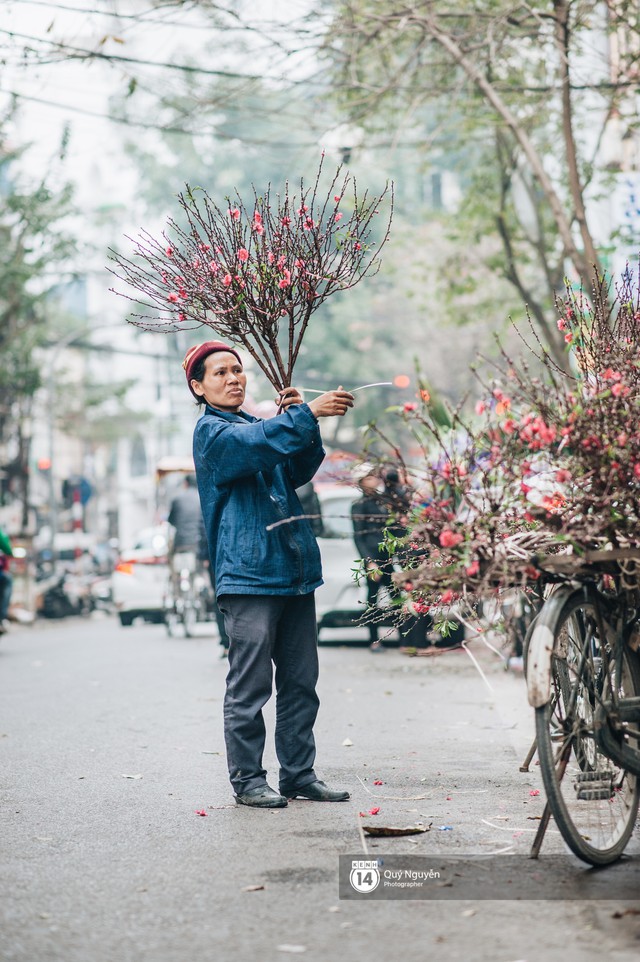 Buổi sáng cuối cùng của năm chẳng còn khói bụi hay dòng người tất tả ngược xuôi, Hà Nội bỗng bình yên đến lạ - Ảnh 10.