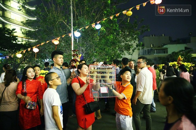 Chùm ảnh: Người Sài Gòn nườm nượp đi chùa cầu bình an ngày đầu năm mới Mậu Tuất 2018 - Ảnh 11.