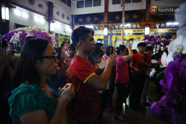 Chùm ảnh: Người Sài Gòn nườm nượp đi chùa cầu bình an ngày đầu năm mới Mậu Tuất 2018 - Ảnh 17.