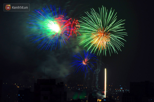 Người Sài Gòn - Hà Nội mãn nhãn với những loạt pháo hoa đầy màu sắc trong thời khắc chuyển giao năm mới 2018 - Ảnh 7.