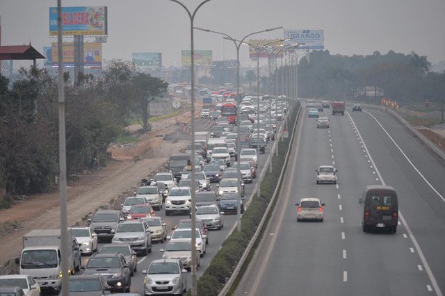  Hà Nội: Mở thêm 2 làn thu phí, đoạn từ Ngọc Hồi đến Km 188 vẫn ùn tắc nghiêm trọng - Ảnh 2.