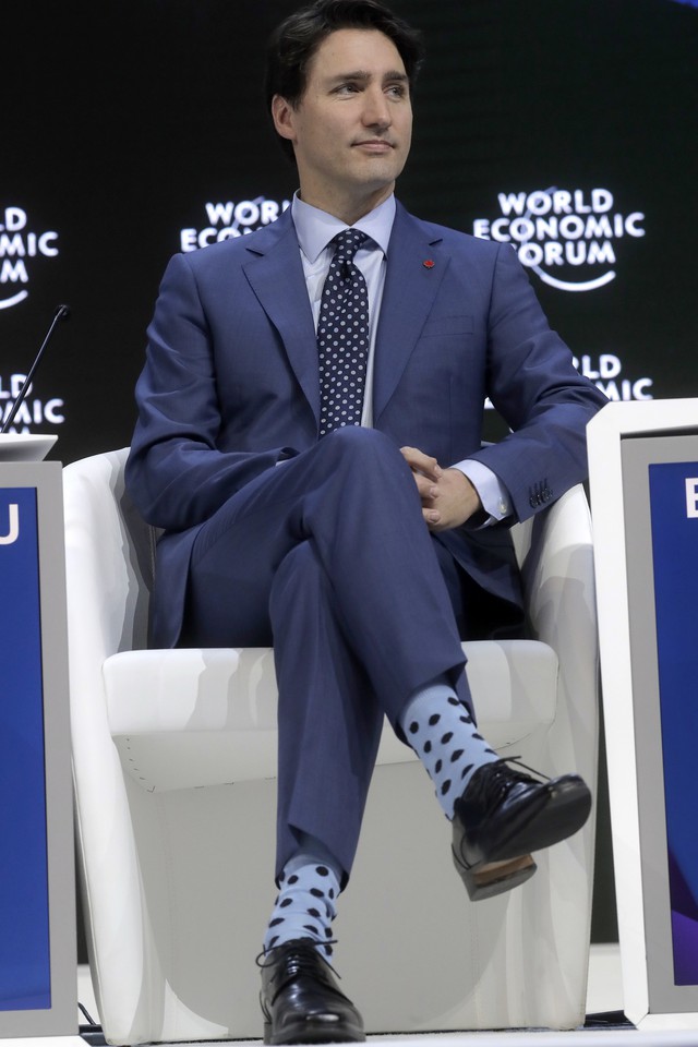 Chẳng phải trang phục, giờ đây những đôi tất của Thủ tướng Canada mới là thứ người ta muốn “bóc giá” - Ảnh 1.
