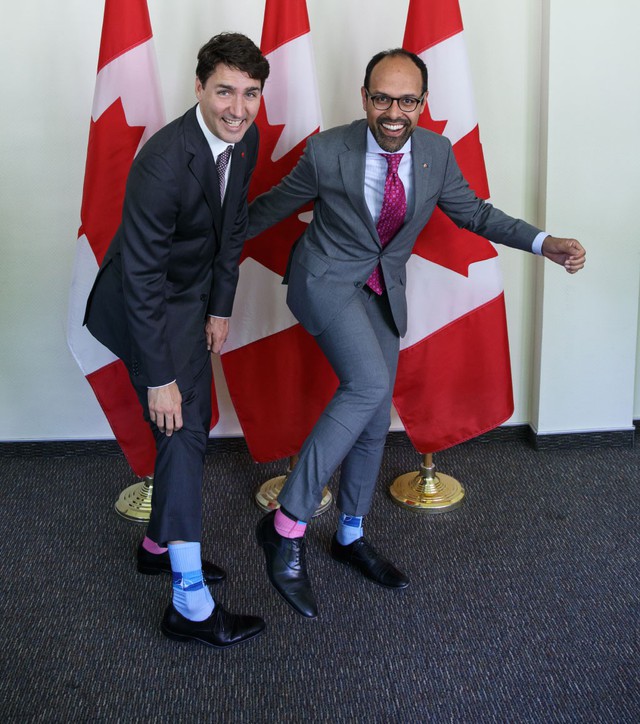 Chẳng phải trang phục, giờ đây những đôi tất của Thủ tướng Canada mới là thứ người ta muốn “bóc giá” - Ảnh 11.