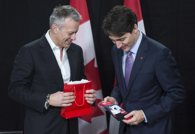 Chẳng phải trang phục, giờ đây những đôi tất của Thủ tướng Canada mới là thứ người ta muốn “bóc giá” - Ảnh 3.