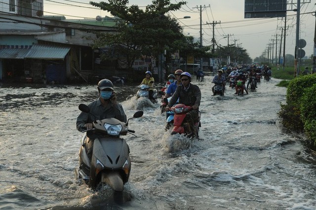  Nước dâng ngập lút bánh xe trên nhiều tuyến đường ở Sài Gòn - Ảnh 3.