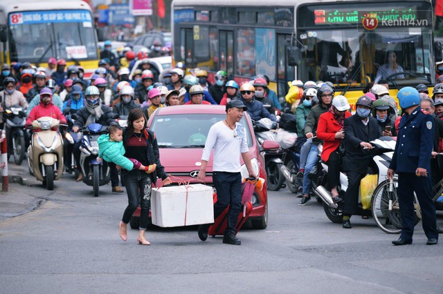 Người dân mang theo hành lí chất trên nóc ô tô, xe máy đổ về Hà Nội và Sài Gòn sau kì nghỉ Tết Nguyên đán kéo dài 1 tuần - Ảnh 13.