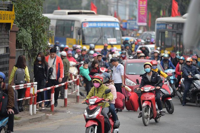  Ngày cuối kỳ nghỉ Tết, nhiều người “tay xách nách mang” đồ đạc về Thủ đô - Ảnh 13.