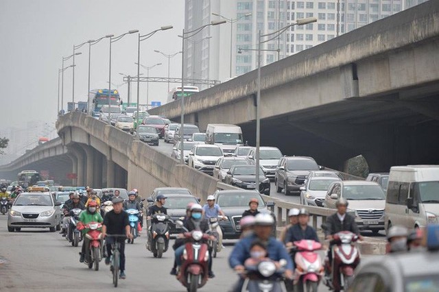  Ngày cuối kỳ nghỉ Tết, nhiều người “tay xách nách mang” đồ đạc về Thủ đô - Ảnh 15.