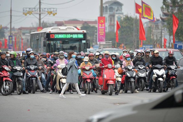  Ngày cuối kỳ nghỉ Tết, nhiều người “tay xách nách mang” đồ đạc về Thủ đô - Ảnh 6.