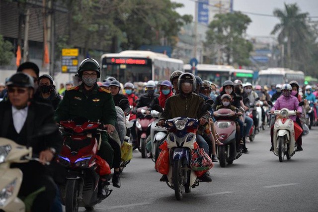  Ngày cuối kỳ nghỉ Tết, nhiều người “tay xách nách mang” đồ đạc về Thủ đô - Ảnh 7.