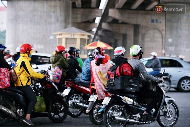 Người dân mang theo hành lí chất trên nóc ô tô, xe máy đổ về Hà Nội và Sài Gòn sau kì nghỉ Tết Nguyên đán kéo dài 1 tuần - Ảnh 9.