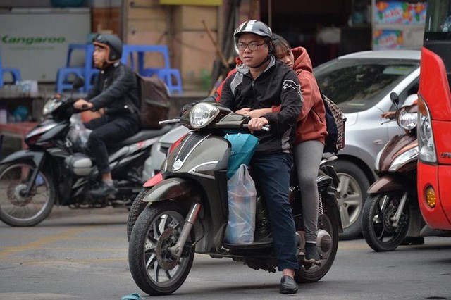  Ngày cuối kỳ nghỉ Tết, nhiều người “tay xách nách mang” đồ đạc về Thủ đô - Ảnh 9.