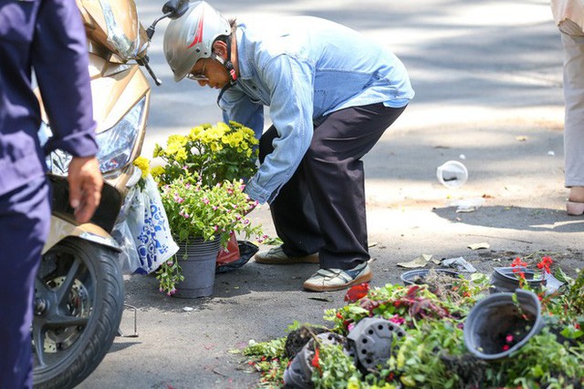  Bế mạc hội hoa xuân Tao Đàn, người dân mót lại hoa sắp cho vào xe rác - Ảnh 6.