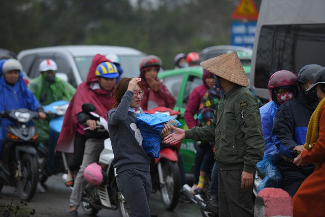  Ảnh: Tắc đường dài 3km, người dân ùn ùn đội mưa đi bộ vào chợ Viềng - Ảnh 6.