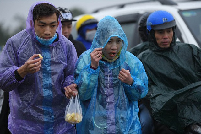  Ảnh: Tắc đường dài 3km, người dân ùn ùn đội mưa đi bộ vào chợ Viềng - Ảnh 8.