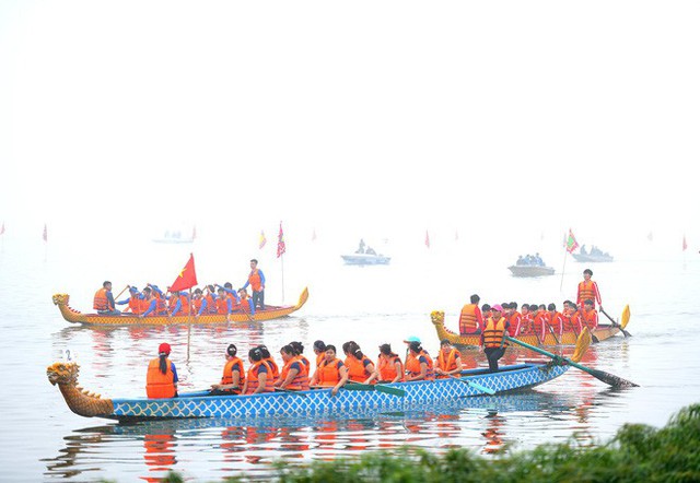  Người dân háo hức xem lễ hội đua thuyền rồng đầu tiên trên hồ Tây - Ảnh 1.