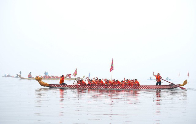  Người dân háo hức xem lễ hội đua thuyền rồng đầu tiên trên hồ Tây - Ảnh 13.