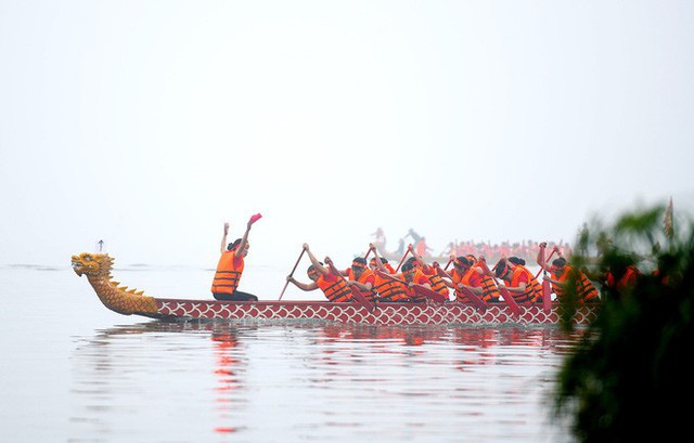  Người dân háo hức xem lễ hội đua thuyền rồng đầu tiên trên hồ Tây - Ảnh 14.