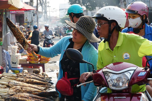  Người dân Sài Gòn đổ xô đi mua hàng nghìn con cá lóc nướng cúng vía Thần Tài - Ảnh 2.