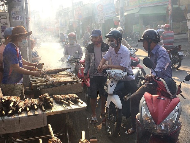 “Phố cá lóc” hốt bạc ngày vía Thần Tài - Ảnh 1.