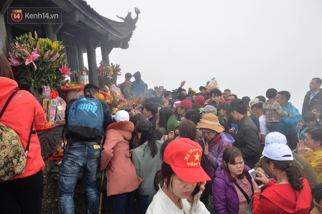  Du khách chen nhau mài tiền, gài tiền ở chùa, Ban quản lý cử hơn 10 người nhắc nhở - Ảnh 1.