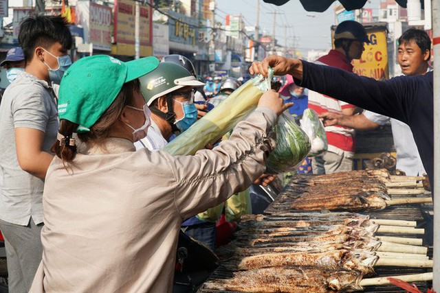  Người dân Sài Gòn đổ xô đi mua hàng nghìn con cá lóc nướng cúng vía Thần Tài - Ảnh 12.